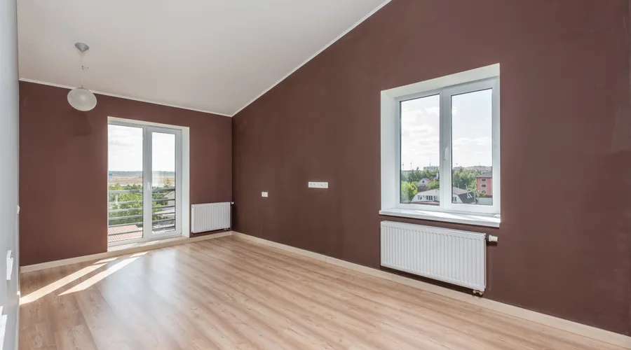 Head-to-Head - Bright and spacious beige room with brown walls